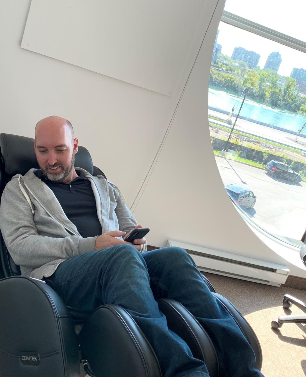 Cheapest Way to Ship a 1 massage chair Montreal to Grimsby to Grimsby