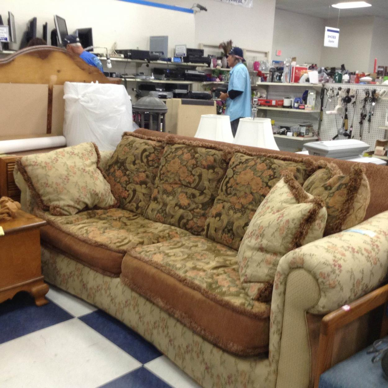 Deliver a large sofa to Indio uShip