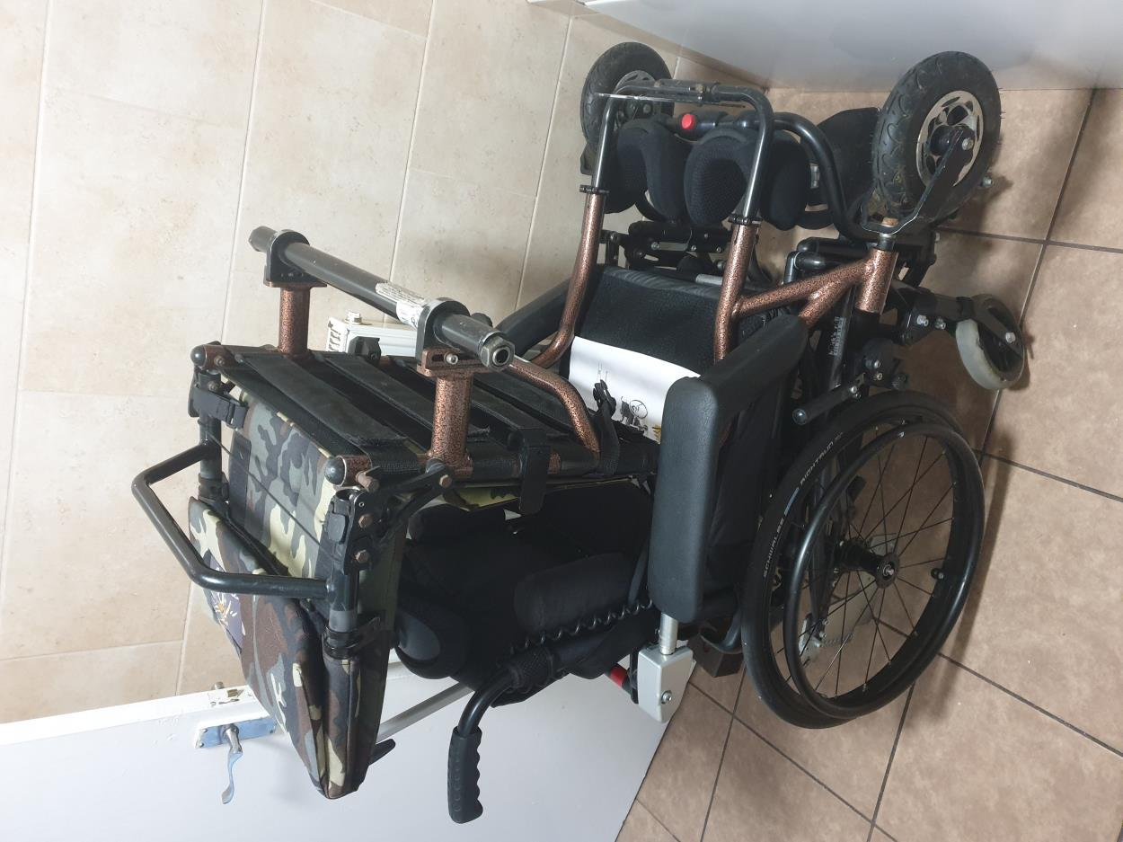 Cost to Ship a 4 wheelchairs and a trolley plus 4 boxes to Weimar uShip