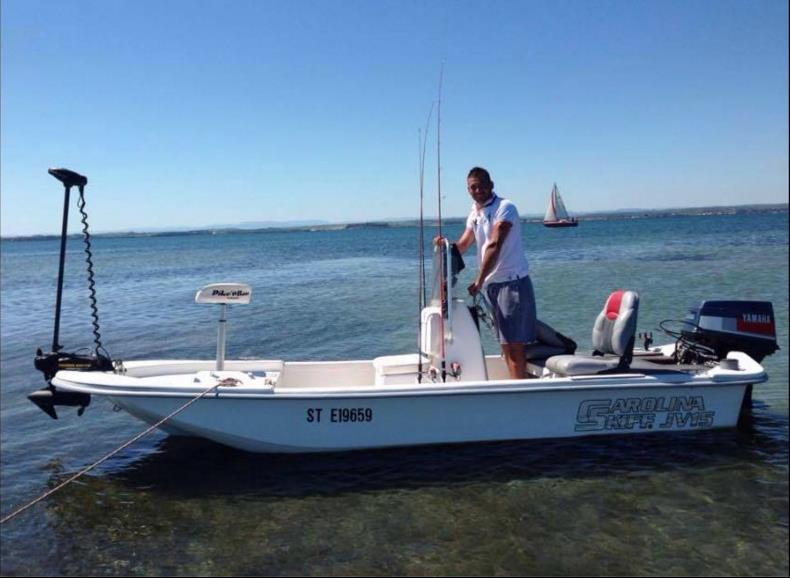 Cost to Ship a Carolina Skiff 15 pieds sur remorque to Querrien uShip